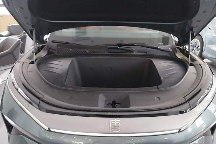 Used BYD Tang L 2025 EV 600KM All-Wheel-Drive LiDAR Flagship Model Engine Bay
