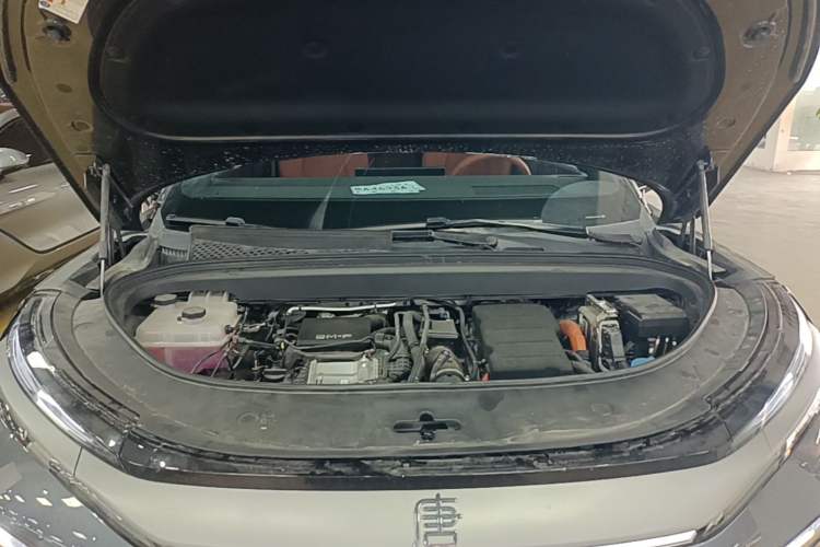 Used BYD Tang L 2025 DM 200KM Four-Wheel Drive LiDAR Flagship Model Engine Bay