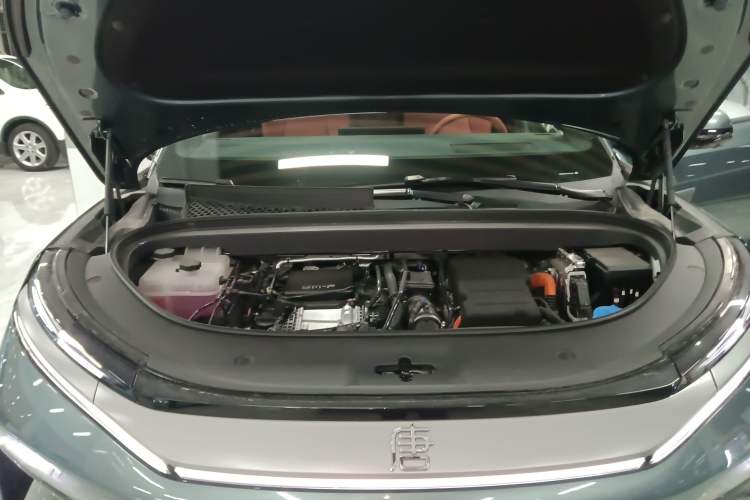 Used BYD Tang L 2025 DM 175KM Drone Player Edition Engine Bay