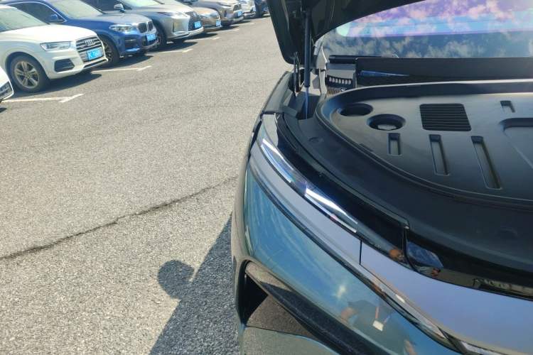 Used BYD Tang L 2025 DM 200KM Four-Wheel Drive LiDAR Flagship Model Engine Bay Right