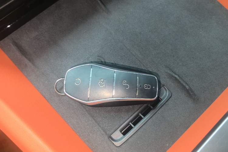 Used BYD Tang L 2025 DM 175KM Drone Player Edition Interior 1