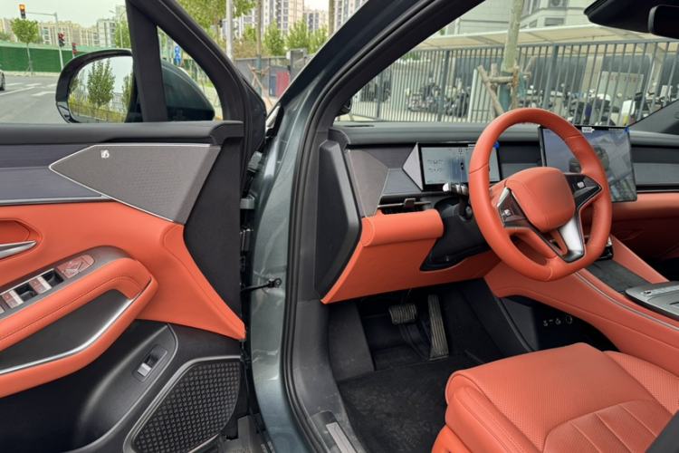 Used BYD Tang L 2025 DM 175KM Drone Player Edition Interior 2