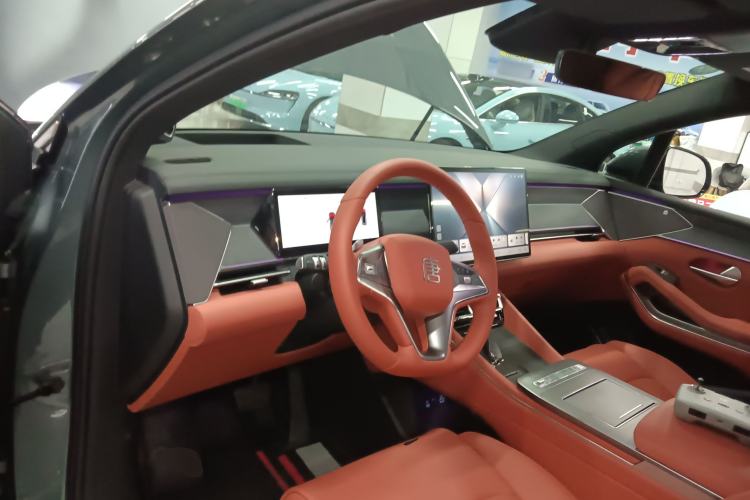 Used BYD Tang L 2025 DM 175KM Drone Player Edition Interior 2