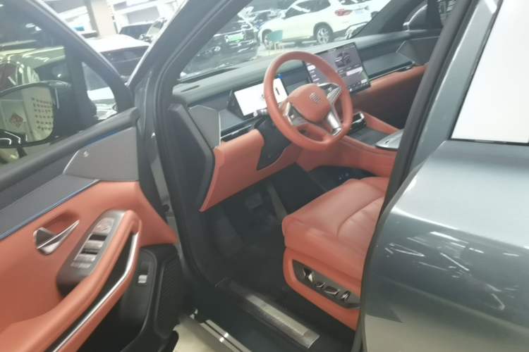 Used BYD Tang L 2025 DM 175KM Drone Player Edition Left Front Seat