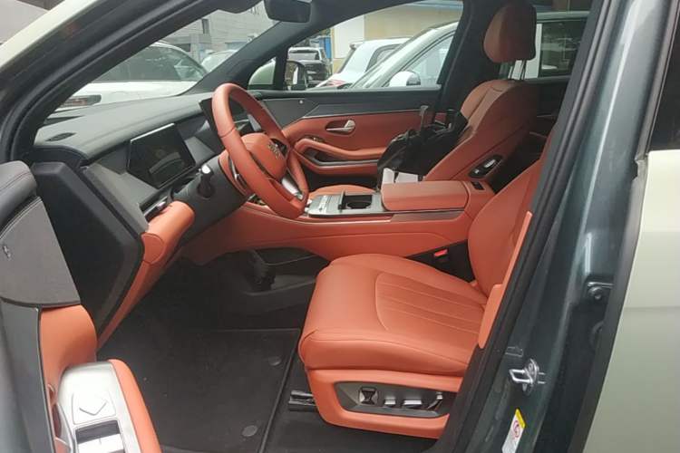Used BYD Tang L 2025 DM 175KM Drone Player Edition Left Front Seat