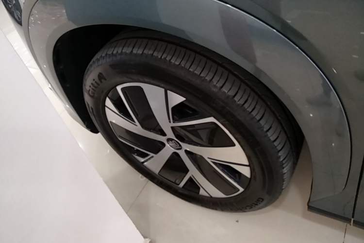 Used BYD Tang L 2025 DM 200KM Four-Wheel Drive LiDAR Flagship Model Left Front Wheel Hub