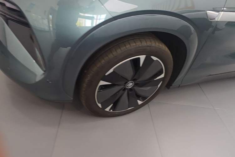 Used BYD Tang L 2025 DM 175KM Drone Player Edition Left Front Wheel Hub