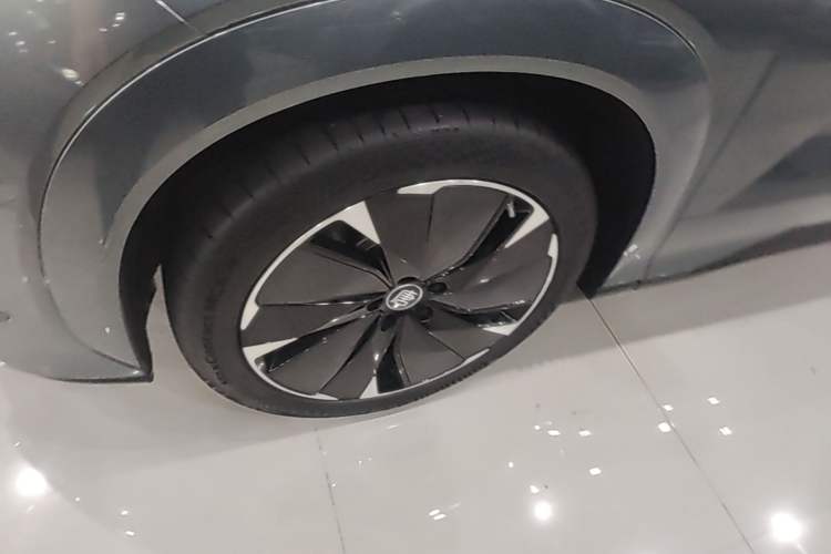 Used BYD Tang L 2025 DM 175KM Drone Player Edition Left Front Wheel Hub