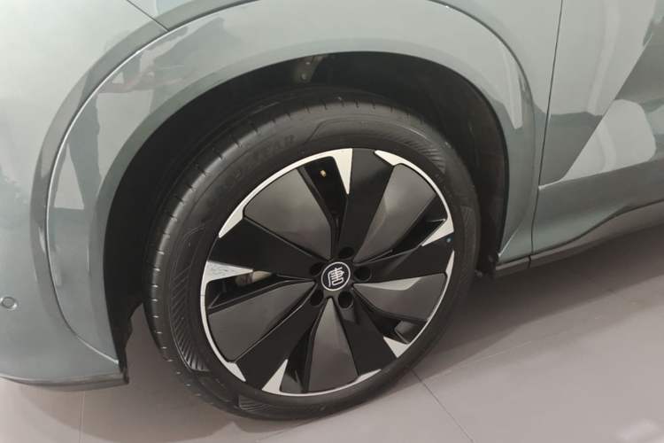 Used BYD Tang L 2025 DM 175KM Drone Player Edition Left Front Wheel Hub