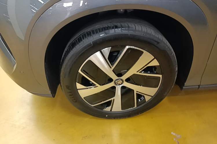 Used BYD Tang L 2025 EV with 670 km Range LiDAR and Premium Features Left Front Wheel Hub