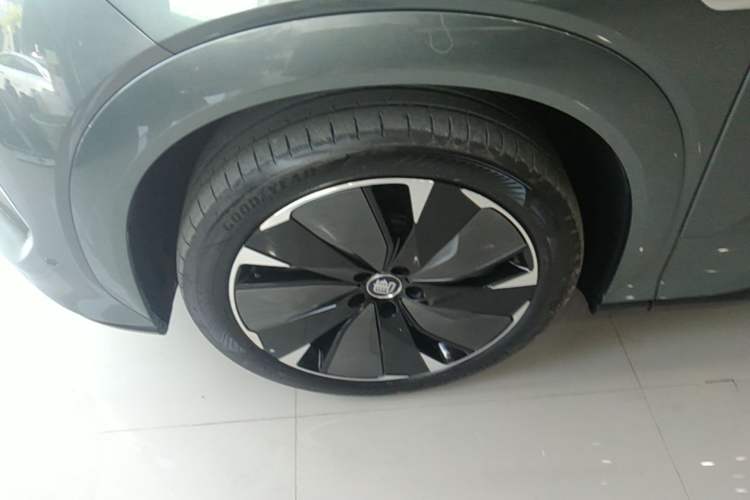 Used BYD Tang L 2025 DM 175KM Drone Player Edition Left Front Wheel Hub