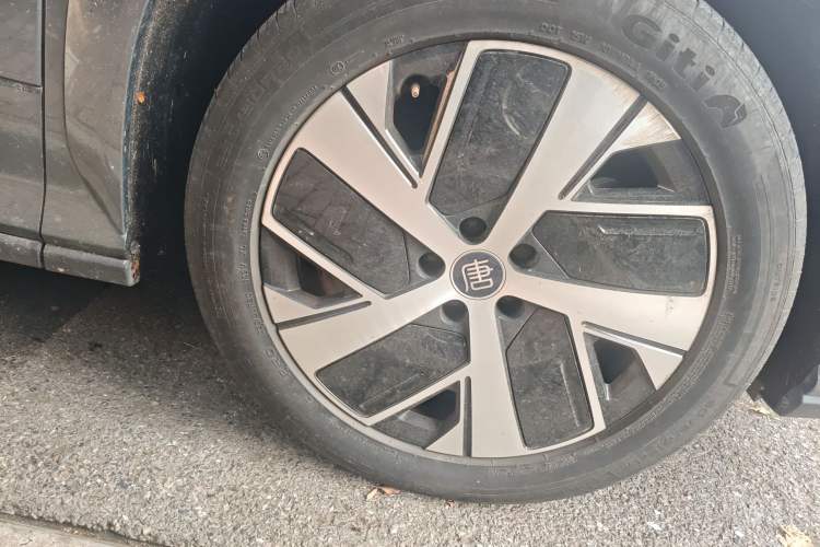 Used BYD Tang L 2025 EV with 670 km Range LiDAR and Premium Features Right Front Wheel Hub