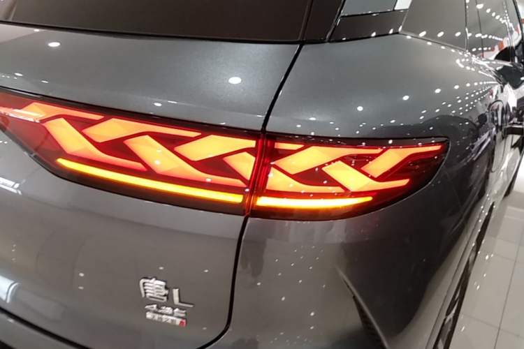 Used BYD Tang L 2025 DM 200KM Four-Wheel Drive LiDAR Flagship Model Right Rear Taillight