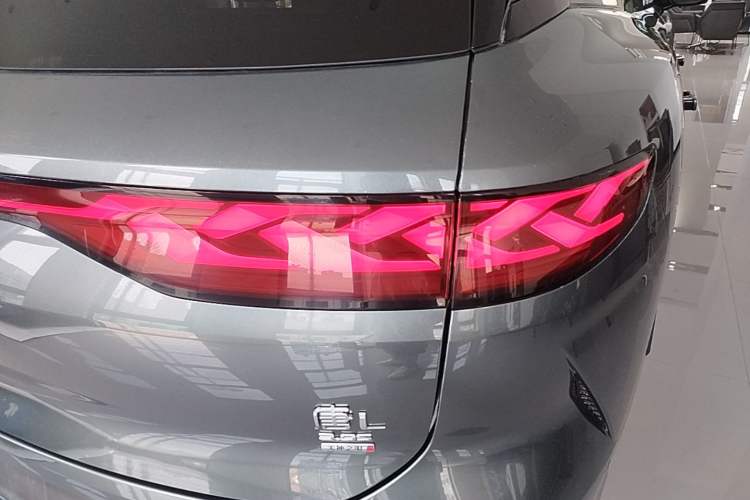 Used BYD Tang L 2025 EV 600KM All-Wheel-Drive LiDAR Flagship Model Right Rear Taillight