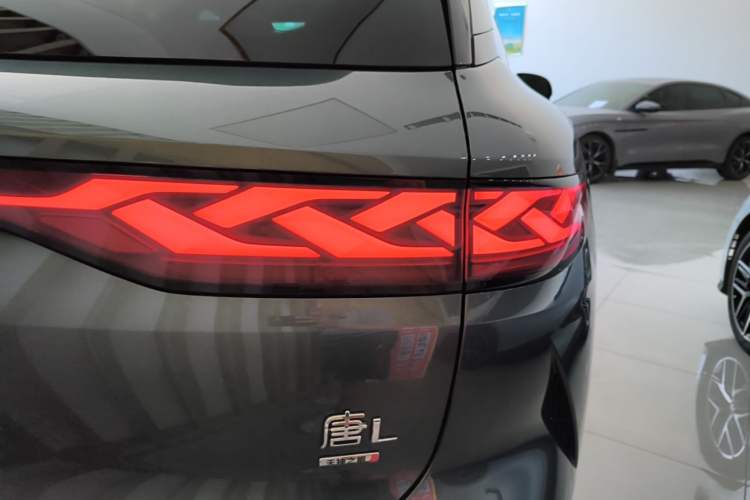 Used BYD Tang L 2025 EV 670KM LiDAR Flagship Version Right Rear Taillight