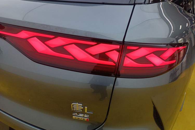 Used BYD Tang L 2025 DM 200KM Four-Wheel Drive LiDAR Flagship Model Right Rear Taillight