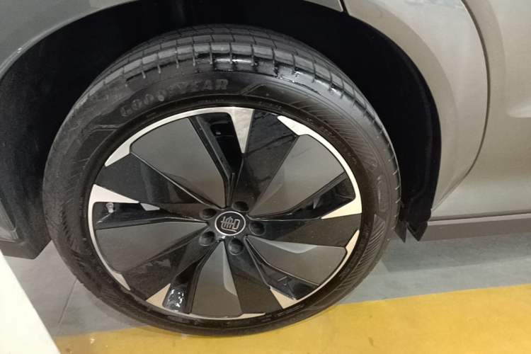 Used BYD Tang L 2025 DM 175KM Drone Player Edition Right Rear Wheel Hub