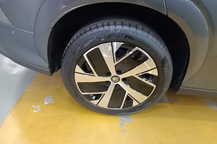 Used BYD Tang L 2025 EV with 670 km Range LiDAR and Premium Features Right Rear Wheel Hub