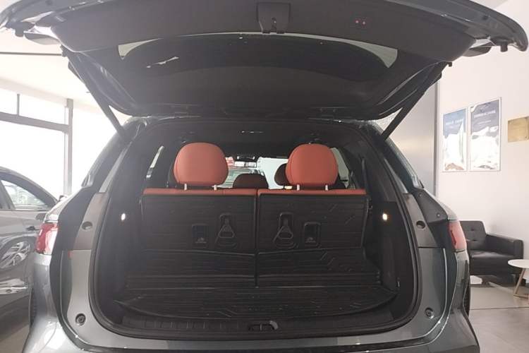 Used BYD Tang L 2025 DM 200KM Four-Wheel Drive LiDAR Flagship Model Trunk