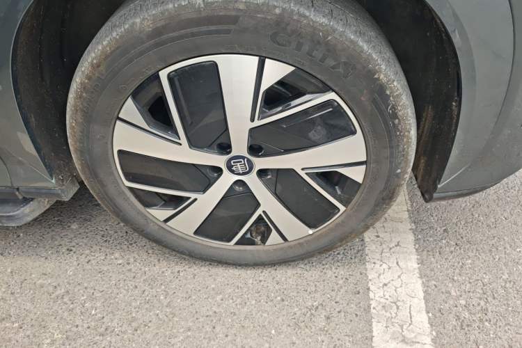 Used BYD Tang L 2025 EV with 670 km Range LiDAR and Premium Features Right Front Wheel Hub