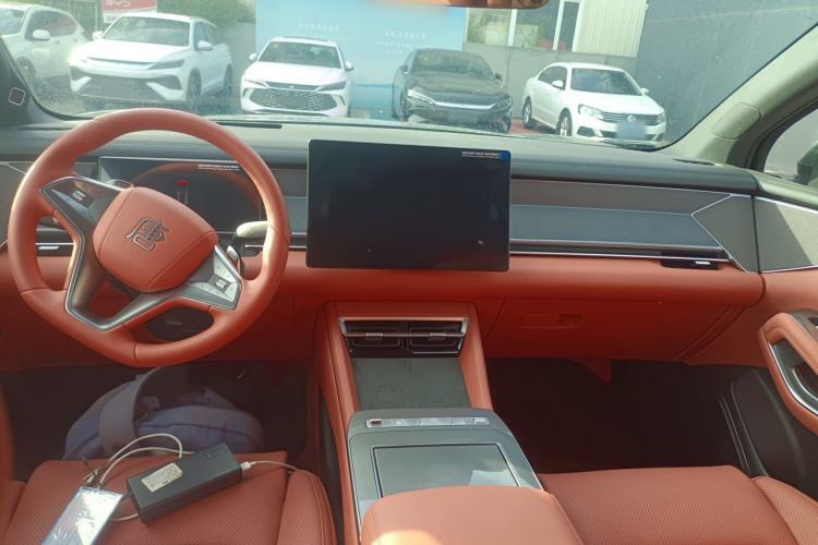 Used BYD Tang L 2025 DM 200KM Four-Wheel Drive LiDAR Flagship Model Center Console