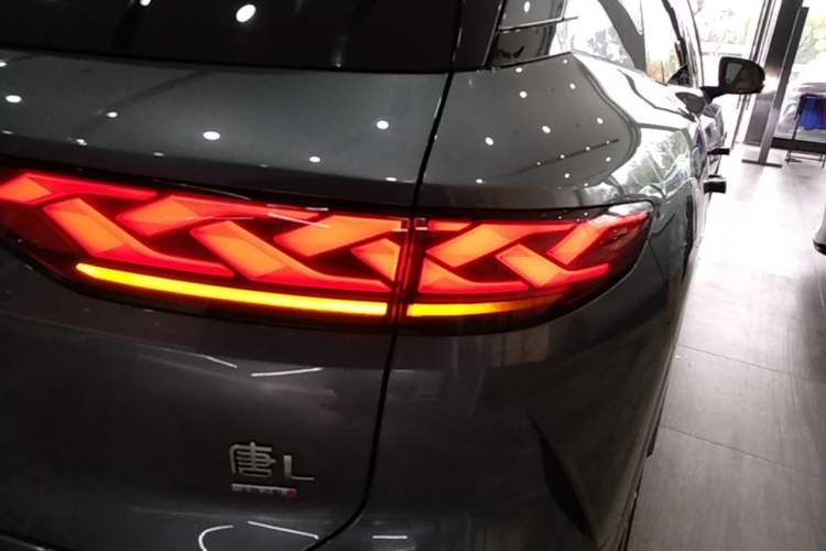 Used BYD Tang L 2025 DM 175KM Drone Player Edition Right Rear Taillight