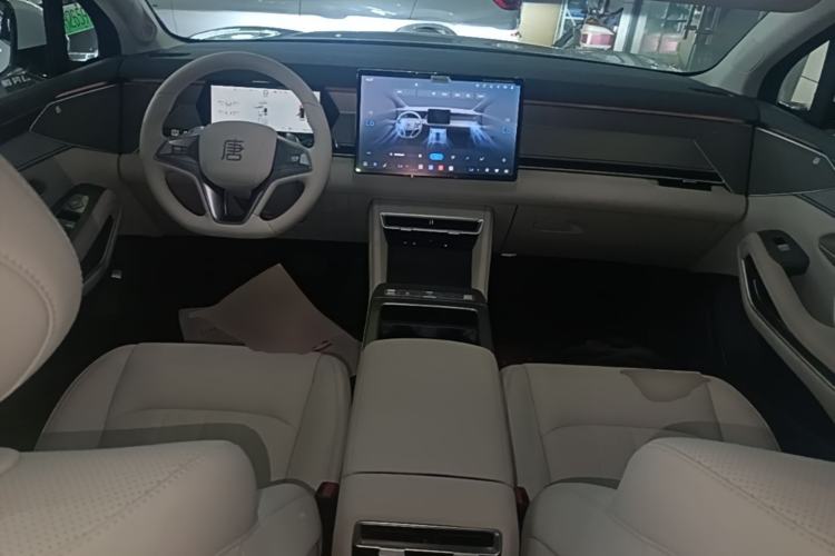 Used BYD Tang L 2025 EV with 670 km Range LiDAR and Premium Features Center Console