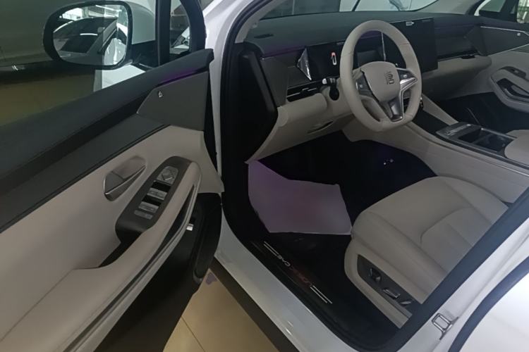 Used BYD Tang L 2025 EV with 670 km Range LiDAR and Premium Features Driver Seat