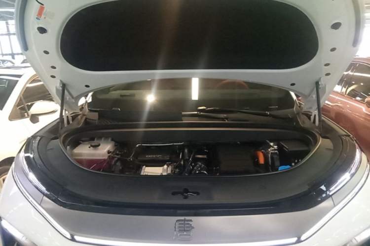 Used BYD Tang L 2025 DM 200KM Four-Wheel Drive LiDAR Flagship Model Engine Bay