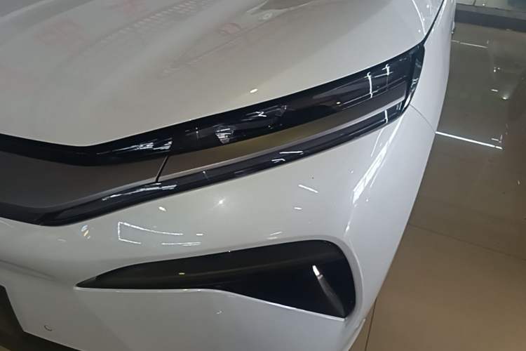 Used BYD Tang L 2025 EV with 670 km Range LiDAR and Premium Features Left Front Headlight