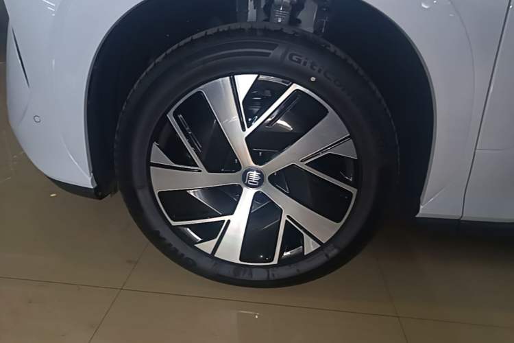 Used BYD Tang L 2025 EV with 670 km Range LiDAR and Premium Features Left Front Wheel Hub