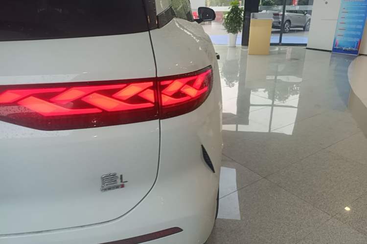 Used BYD Tang L 2025 EV 670KM LiDAR Flagship Version Right Rear Taillight
