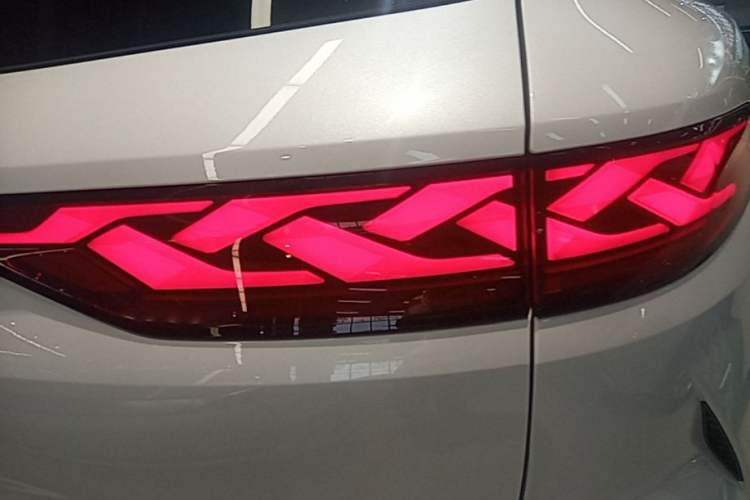 Used BYD Tang L 2025 DM 200KM Four-Wheel Drive LiDAR Flagship Model Right Rear Taillight