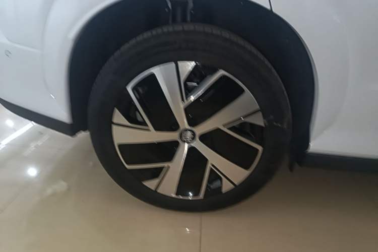 Used BYD Tang L 2025 EV with 670 km Range LiDAR and Premium Features Right Rear Wheel Hub