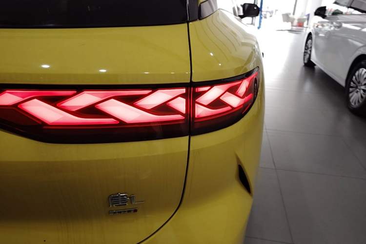 Used BYD Tang L 2025 DM 175KM Drone Player Edition Right Rear Taillight