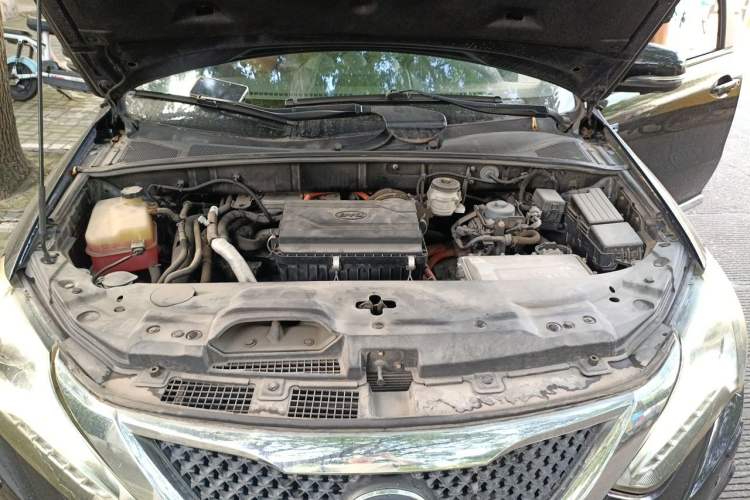 Used BYD Tang New Energy 2015 2.0T Four-Wheel-Drive Flagship Model Engine Bay