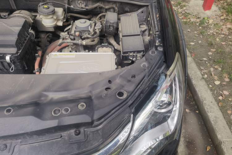Used BYD Tang New Energy 2015 2.0T Four-Wheel-Drive Flagship Model Engine Bay Left