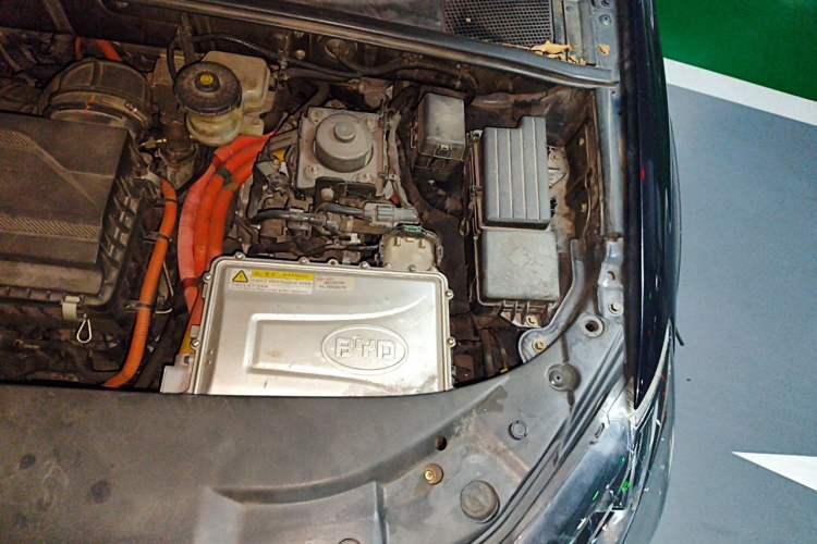 Used BYD Tang New Energy 2015 2.0T Four-Wheel-Drive Flagship Model Engine Bay Left