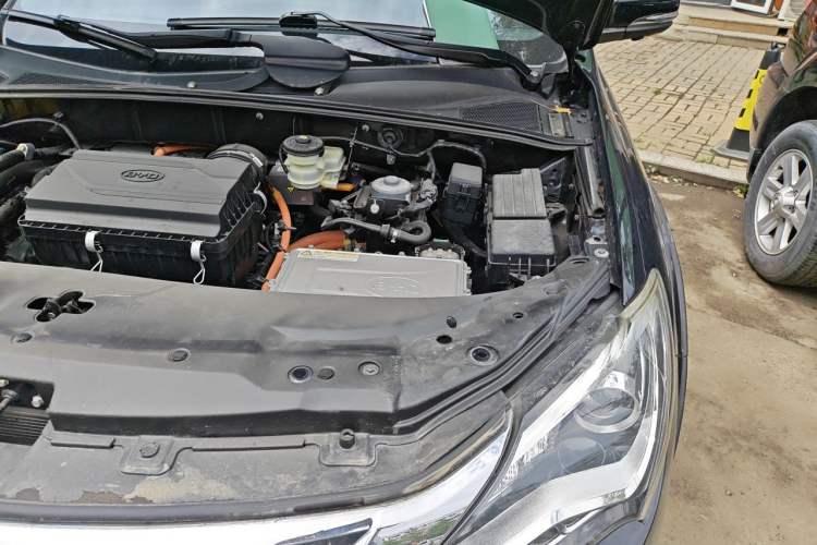 Used BYD Tang New Energy 2015 2.0T Four-Wheel-Drive Flagship Model Engine Bay Left