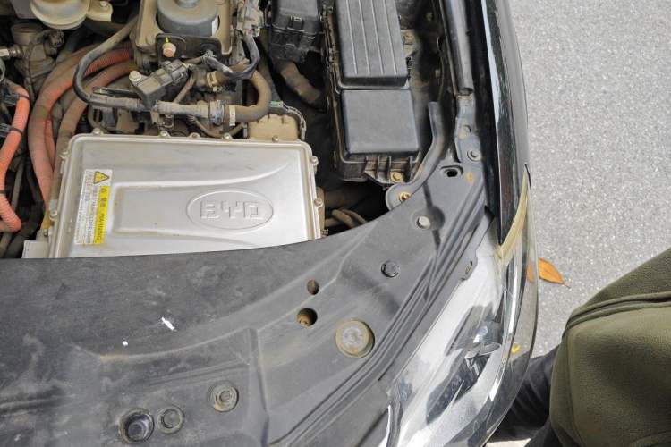 Used BYD Tang New Energy 2015 2.0T Four-Wheel-Drive Flagship Model Engine Bay Left