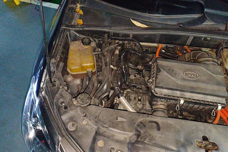Used BYD Tang New Energy 2015 2.0T Four-Wheel-Drive Flagship Model Engine Bay Right