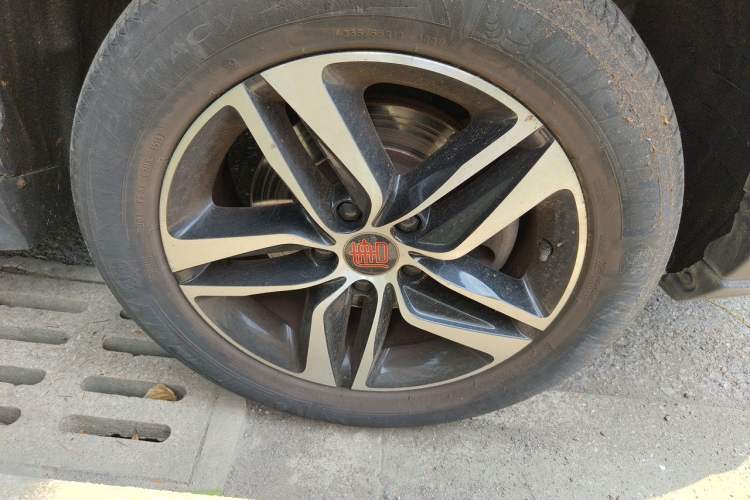 Used BYD Tang New Energy 2015 2.0T Four-Wheel-Drive Flagship Model Right Front Wheel Hub