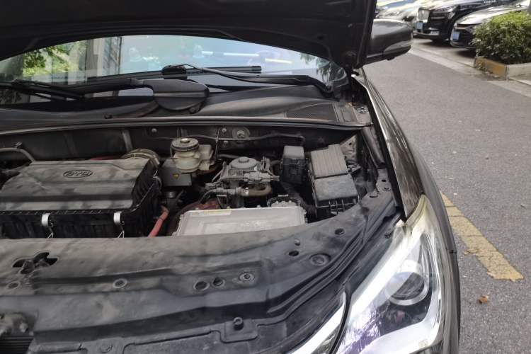 Used BYD Tang New Energy 2015 2.0T Four-Wheel-Drive Flagship Model Engine Bay Left