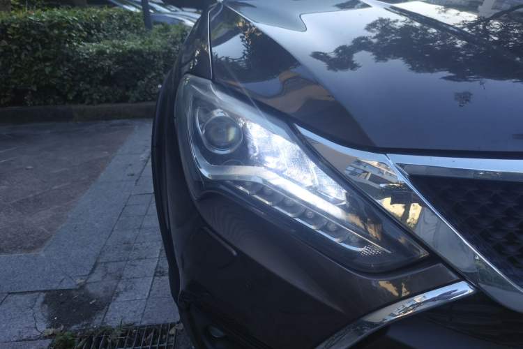Used BYD Tang New Energy 2015 2.0T Four-Wheel-Drive Flagship Model Right Front Headlight