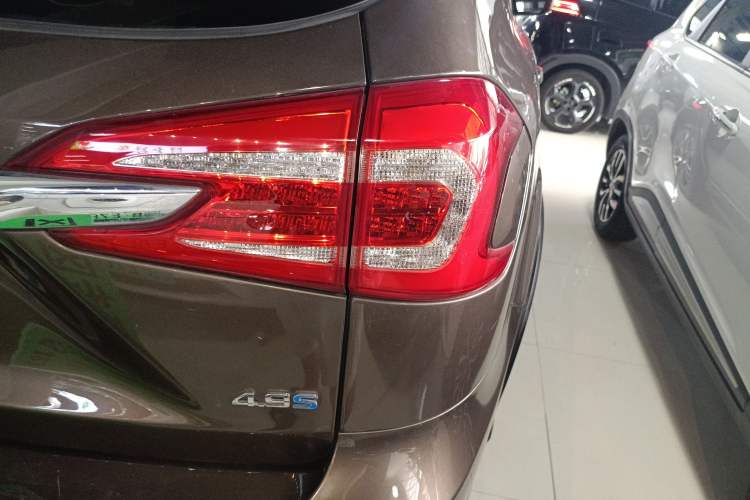 Used BYD Tang New Energy 2015 2.0T Four-Wheel-Drive Flagship Model Right Rear Taillight