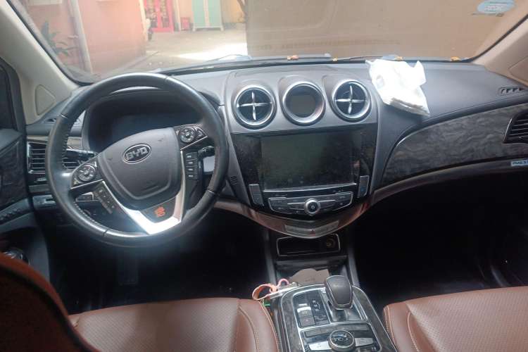Used BYD Tang New Energy 2015 2.0T Four-Wheel-Drive Flagship Model Center Console