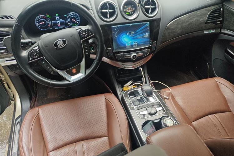Used BYD Tang New Energy 2015 2.0T Four-Wheel-Drive Flagship Model Center Console