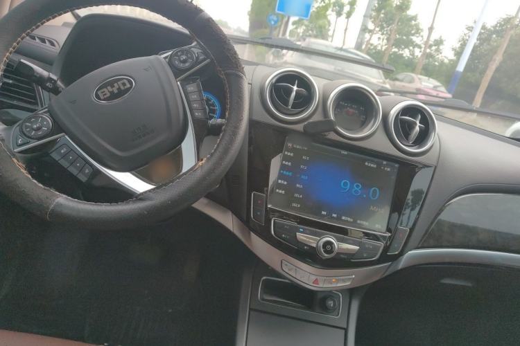 Used BYD Tang New Energy 2015 2.0T Four-Wheel Drive Elite Version Center Console