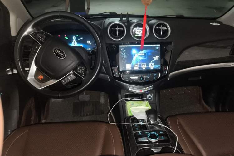 Used BYD Tang New Energy 2015 2.0T Four-Wheel-Drive Flagship Model Center Console
