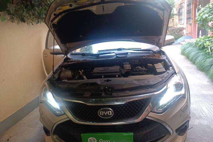 Used BYD Tang New Energy 2015 2.0T Four-Wheel-Drive Flagship Model Engine Bay